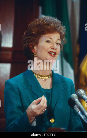 Washington, DC., USA. 14 juin 1996 Président de l'Irlande Mary Robinson s'exprimant au cours de la matinée 'Newsmakers" au National Press Club, à Washington, DC. Marie Thérèse Paul Robinson a été le septième, et première femme, présidente de l'Irlande de 1990 à 1997, et le Haut Commissaire des Nations Unies pour les droits de l'homme, de 1997 à 2002. Credit : Mark Reinstein Banque D'Images