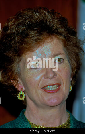 Washington, DC., USA. 14 juin 1996 Président de l'Irlande Mary Robinson s'exprimant au cours de la matinée 'Newsmakers" au National Press Club, à Washington, DC. Marie Thérèse Paul Robinson a été le septième, et première femme, présidente de l'Irlande de 1990 à 1997, et le Haut Commissaire des Nations Unies pour les droits de l'homme, de 1997 à 2002. Credit : Mark Reinstein Banque D'Images