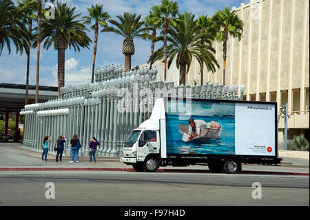 Un Winslow Homer peinture apparaît sur un panneau mobile en voiture sur Wilshire Blvd. près de la Los Angeles County Museum of Art au cours de l'événement Art partout dans Los Angeles, CA. Banque D'Images