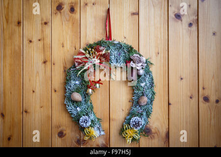 Couronne de Noël sur les portes en bois Banque D'Images