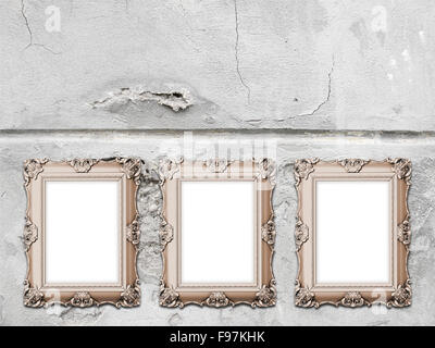 Près de trois cadres baroque marron clair sur fond de mur de béton gris Banque D'Images