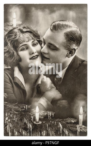 Jeune couple dans l'amour célébré avec arbre de Noël. Vintage Photo avec grain de film original et flou Banque D'Images