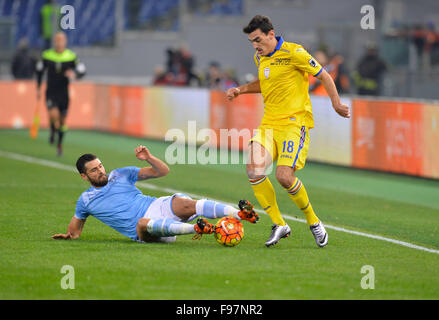 Rome, Italie. 14 Décembre, 2015. L'avant du Latium Sasha Vujačić se bat pour la balle avec le milieu de la Sampdoria Lazaros Christodoulopoulos au cours de la Serie A italienne football match S.S. Lazio vs U.C. La Sampdoria au Stade olympique de Rome, le 14 décembre 2015. Banque D'Images