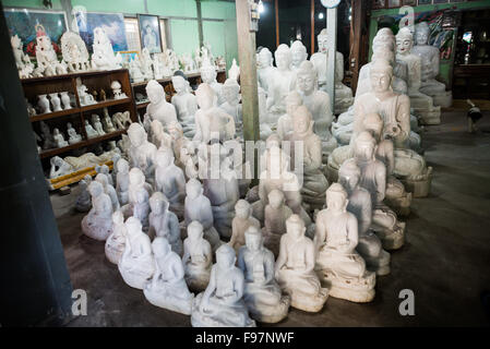 MANDALAY, Myanmar — les artisans locaux entreprennent le travail poussiéreux et épouvantable de sculpter des statues du Bouddha en marbre. Le bouddhisme étant la religion dominante au Myanmar, il y a une demande considérable pour les statues, avec des clients capables de choisir parmi une myriade de poses, tailles et styles. Les artisans sont regroupés dans une rue du quartier Chanmyathazi de Mandalay, près de la pagode Mahamuni. Banque D'Images