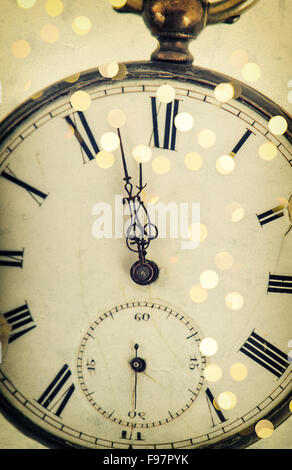 Cinq à douze. Horloge et lumières parti décoration. Tons style vintage photo Banque D'Images