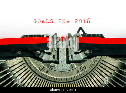 Machine à écrire vintage avec l'exemple de texte OBJECTIFS POUR 2016. Mots rouges sur du papier blanc Banque D'Images
