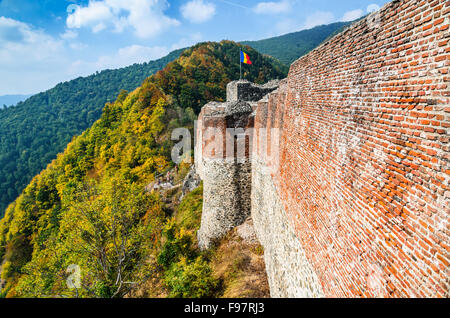 La forteresse de Poenari, Roumanie, ruines du château de Vlad Tepes, prince de Valachie médiévale à Fagaras Mountains, la crête des Carpates. Banque D'Images