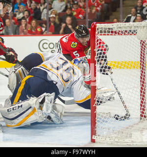 Chicago, Illinois, USA. Le 08 déc, 2015. Blackhawk - # 5 David Rundblad tente un tir sur le Gardien prédateur # 35 Pekka Rinne durant la partie de la Ligue nationale de hockey entre les Blackhawks de Chicago et les Predators de Nashville au United Center de Chicago, IL. Mike Wulf/CSM/Alamy Live News Banque D'Images