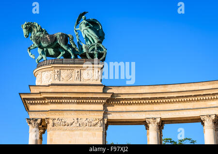 La Place des Héros est l'une des principales attractions de Budapest, Hongrie, riche de connotations historiques et politiques. Banque D'Images