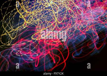 Néon lumineux néon et résumé à l'aide de feux de sodium en rouge, jaune et bleu avec des traînées de fumée cool Banque D'Images
