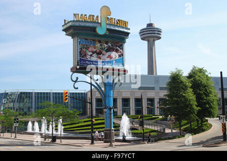 Niagara Fallsview Casino Resort signe. La Tour Skylon en arrière-plan. Fallsview, Niagara Falls, Ontario, Canada. Banque D'Images