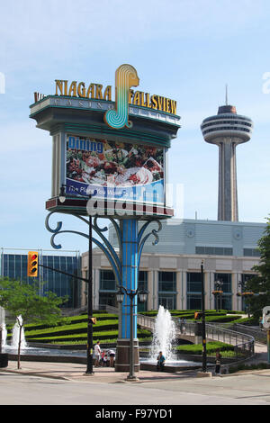 Niagara Fallsview Casino Resort signe. La Tour Skylon en arrière-plan. Fallsview, Niagara Falls, Ontario, Canada. Banque D'Images