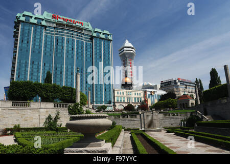 Oakes Garden Theatre avec l'hôtel Sheraton on the Falls et Niagara Casino et Hard Rock Cafe et Crowne Plaza. Clifton Hill, la Société Banque D'Images