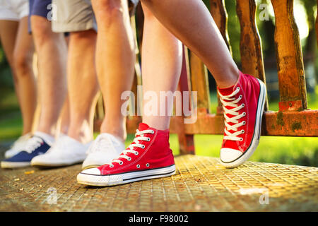 Les jambes et les chaussures de garçons et filles sur le trottoir Banque D'Images