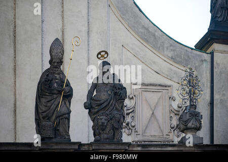 Statues au sommet de l'église du Saint-Sauveur à Prague Banque D'Images