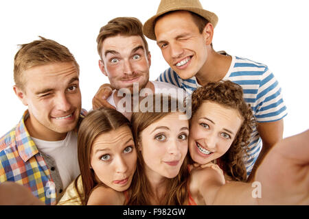 Groupe de professionnels jeune adolescent students taking photo selfies isolé sur fond blanc Banque D'Images