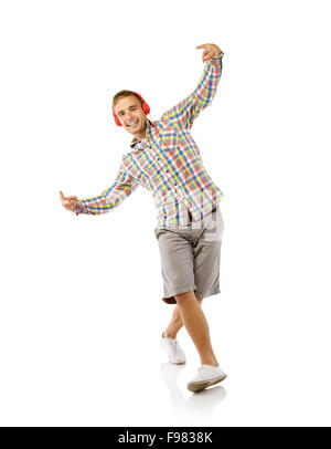 Portrait d'un beau jeune homme de la danse et l'écoute de la musique, isolé sur fond blanc Banque D'Images