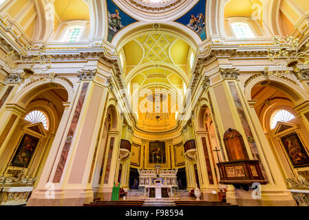 Bari, Pouilles. L'intérieur baroque de l'Église mère, le martyr de saint George. Banque D'Images