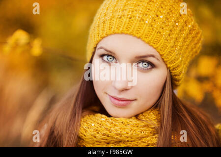 Portrait de belle fille avec foulard et un chapeau jaune en automne nature Banque D'Images