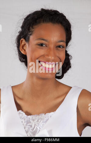 Jolie femme noire, vêtue comme une mariée, tout sourire Banque D'Images