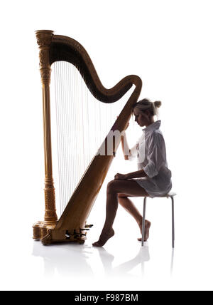 Silhouette de femme jouant de la harpe, isolé sur fond blanc Banque D'Images