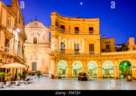 Martina Franca, Pouilles, en Italie. La Piazza Plebiscito et Basilica di San Martino au crépuscule. Banque D'Images