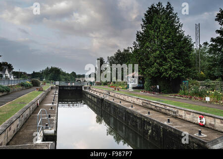 Paysage du matin de blocage et Chertsey weir sur la Tamise à Londres Banque D'Images