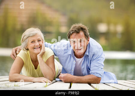 Senior couple couché et s'amuser sur pier Banque D'Images