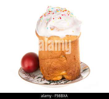 Gâteau de pâques avec glace cerise et les oeufs de pâques sur fond blanc Banque D'Images