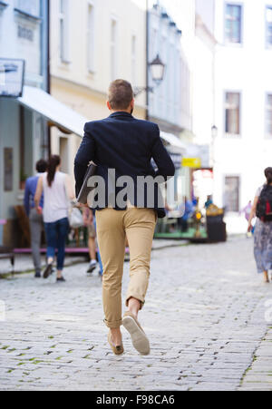 Beau hipster moderne businessman with briefcase se dépêchant de travailler Banque D'Images