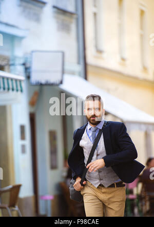 Beau hipster moderne avec sac homme pressé de travailler Banque D'Images