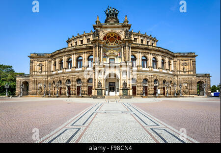 Dresde, Saxe. Maison de l'opéra de Dresde, lors d'une journée ensoleillée avec ciel bleu. Historique de l'Allemagne. Banque D'Images