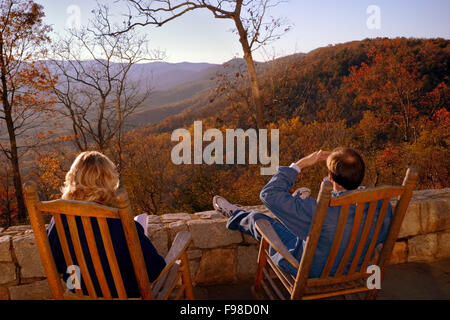 Profitant d'une vue sur le Nord de la Géorgie Blue Ridge Mountains à partir d'une chaise berçante porche à Amicalola Falls State Park. Banque D'Images