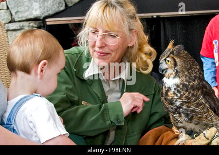 Un garde forestier du parc donne une nature parler d'oiseaux de proie et montre un duc d'un jeune enfant à Amiclola Falls State Park. Banque D'Images