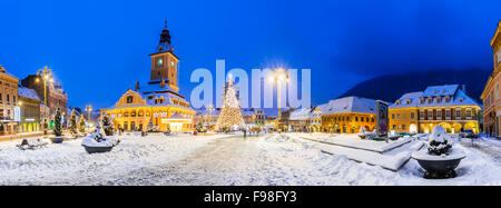 Brasov, Roumanie. Nuit image de Marché de Noël. Place du conseil hiver lumières de Noël. Banque D'Images