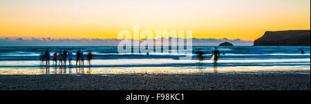 Surfers Polzeath Cornwall UK Banque D'Images