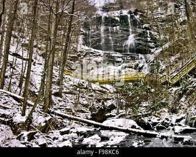 Des cascades et un Snowy Woods à Amicalola Falls State Park dans les Blue Ridge Mountains de la Géorgie du Nord. Banque D'Images