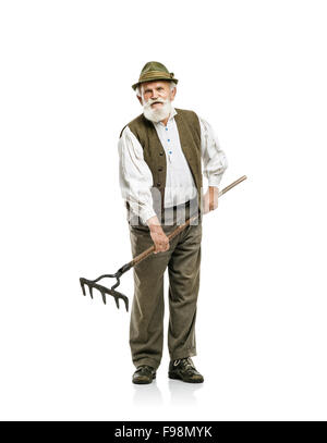Vieux homme barbu en Bavière hat holding rake dans sa main, isolé sur fond blanc Banque D'Images