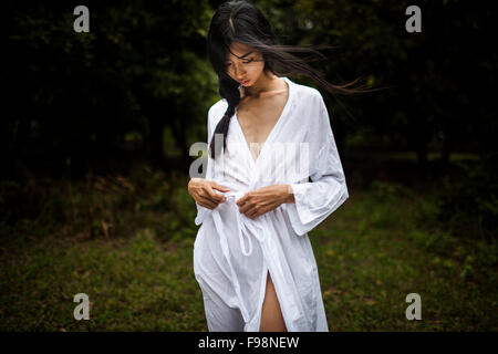 Une jeune vietnamienne portant tous les vêtements blancs au milieu d'un champ vert dans les régions rurales de Hanoi, Vietnam. Banque D'Images