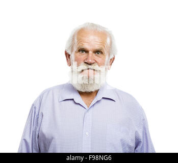 Portrait de vieux barbu, posant en studio sur fond blanc Banque D'Images