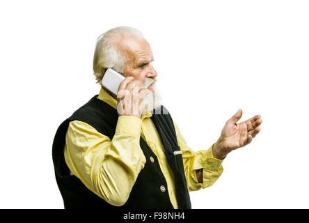 Vieux barbu active l'appel avec un téléphone mobile isolé sur fond blanc Banque D'Images