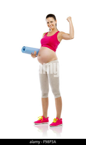 Studio Portrait of a beautiful young pregnant woman holding mat prêt pour l'exercice, isolé sur fond blanc Banque D'Images