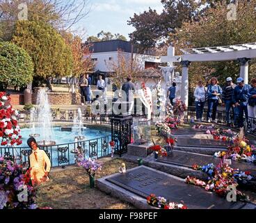 Elvis Presleys grave dans le jardin du souvenir à Graceland, la maison d'Elvis Presley, Memphis, Tennessee, États-Unis Banque D'Images