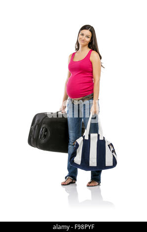 Belle femme enceinte avec une assurance prêt à voyager, isolated on white Banque D'Images