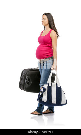 Belle femme enceinte avec une assurance prêt à voyager, isolated on white Banque D'Images