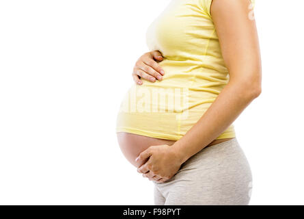 Studio portrait d'une femme enceinte méconnaissable isolé sur fond blanc Banque D'Images