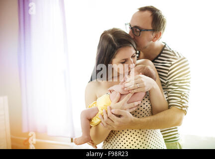 Les jeunes parents heureux avec leur nouveau-né baby girl at home Banque D'Images