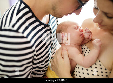 Les jeunes parents heureux avec leur nouveau-né baby girl at home Banque D'Images