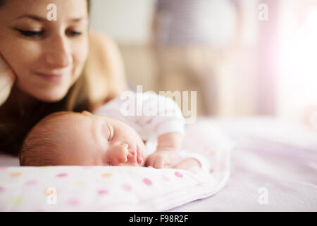 Happy mother with baby girl à l'intérieur de la chambre. Banque D'Images