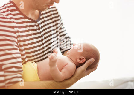 Jeune père tenant son bébé fille nouveau-né pleure Banque D'Images